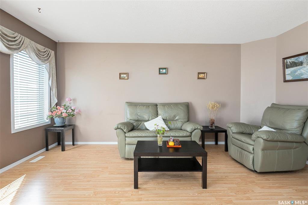 Erindale小区3室2卫联排，1207尺，步行至两所中学小学，商业购物。保养好，彩光好，地下室装修完工，带连房车库。开价$239000。 有意请联系地产经纪Gary Gai 3063413677 微信：gary3677 - 6