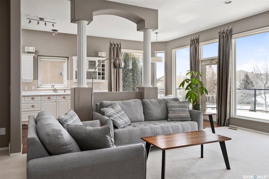 背靠小溪公园地下室步出式独立屋1522尺，位处Erindale小区最优质路段之一，前后安静，全景大窗，好采光。层高挑高。前房主为萨省当地知名西人画家，5房3卫，过8000尺大地块，窗，瓦，锅炉，热水器，地板全更新。家具可以议。有意请联系地产经纪Gary Gai - 3