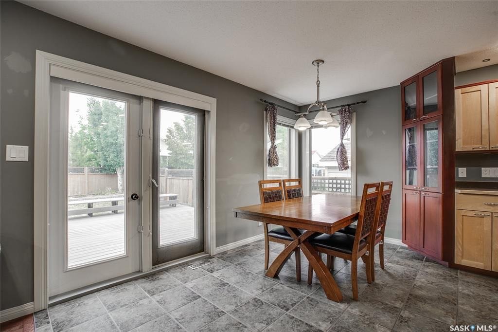 Willowgrove小区安静路段2004年建 4房4卫 1560尺两层独立屋出售。带私密独立后院，连体双车库。近两所小学。主卧带独立洗手间独立冲浪浴缸。地下室装修有一个多功能厅一房间一个洗手间。锅炉近期更新。 	 挂牌价格 $475000。详情联系地产经纪Gary Gai  - 6