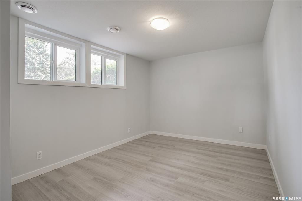 East College Park 816尺错层独立屋出售。 4房2卫。部分实木地板，全新刷漆，升级厨房台面，洗手间。地下室全新翻修，2房1厅1卫卫，超大窗户明亮好采光，较新窗户，较新暖气设备。挂牌价格 $309000。详情联系地产经纪Gary Gai 盖王睿 - 9