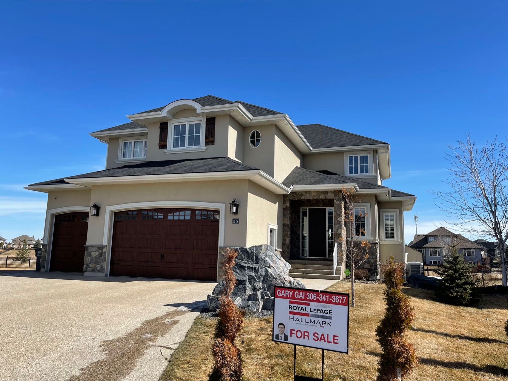 高尔夫球场THE WILLOWS顶级小区超大地块，3072尺2014年建独立屋出售。绿地公园环绕，房子设计豪装修顶配，保养如新。全屋自然光充足，11尺高顶，大理石地板，深纹理硬木地板，全屋冠顶装饰，吊顶天花板，升级加高实心门和装饰套件，定制壁板壁纸，顶级定制灯饰和卫浴设备。4房4 - 5