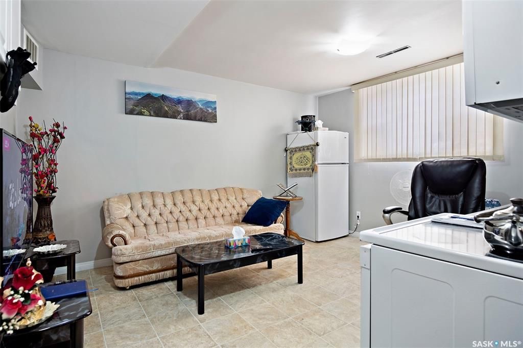 大学区近8街1312尺错层独立屋出售。本地人业主，5房3卫3厨房共3个出租套间区域。一楼3房一厅一卫套间（租金$1300/月），半地下室2个套间2个厨房 （租金$1200/月）。独立出入口。外带双车库。近期更新有：地板，橱柜，洗手间，水管，热水器，洗手台等洁具。适合投资或者自住楼 - 6