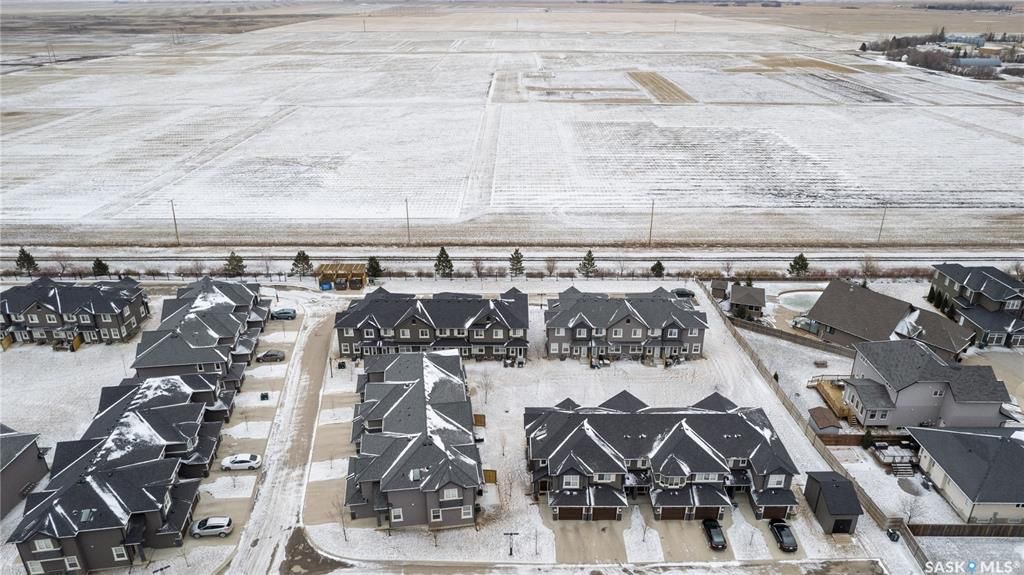 Willowgrove小区2014年建1245尺3房3卫联排别墅出售。地理位置安静私密，面朝农田美景，主卧窗户可赏北极光。房屋年代新，整体保养好。交通便利，可步行至两所小学和公园，近百年高中，近购物中心。一楼朝阳自然光充足，客厅宽敞明亮。实木地板，理石台面，现代橱柜，不锈钢家电。 - 5