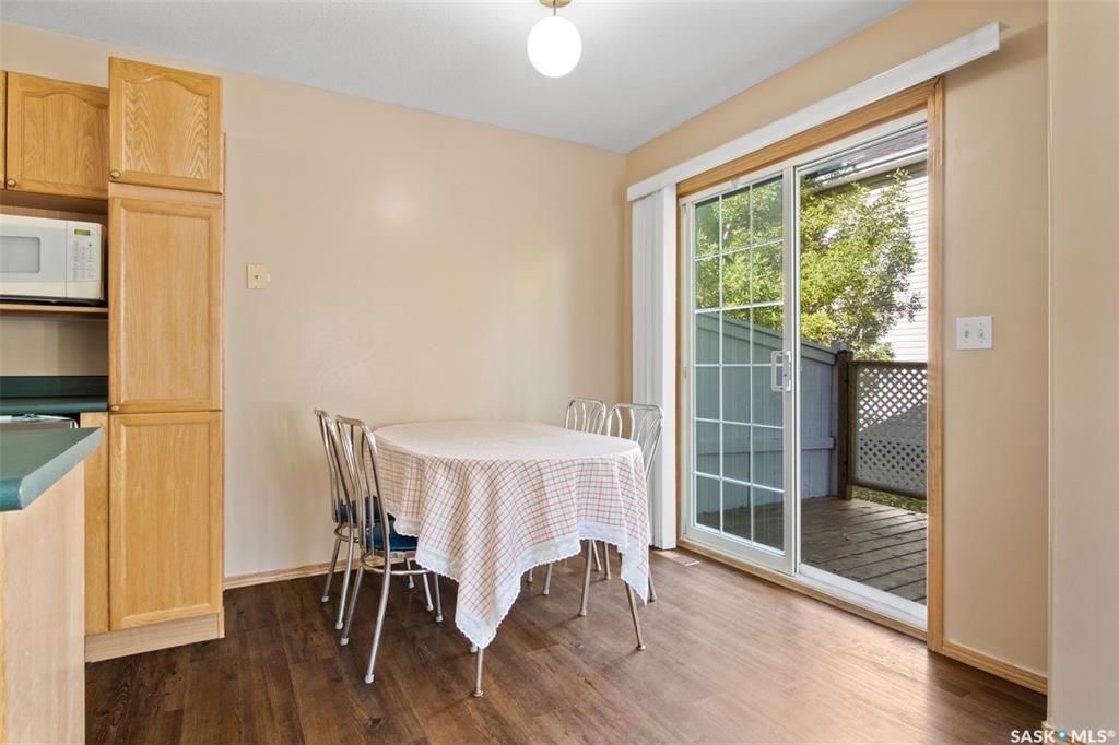 Erindale小区核心地段3室联排出售。1230尺，安静边户，多窗户，采光极好。步行百米至两所高中（百年高中，St Joseph），两所小学(Dr. John G. Egnatoff School and Catholic Father Robinson school)，附近商 - 10