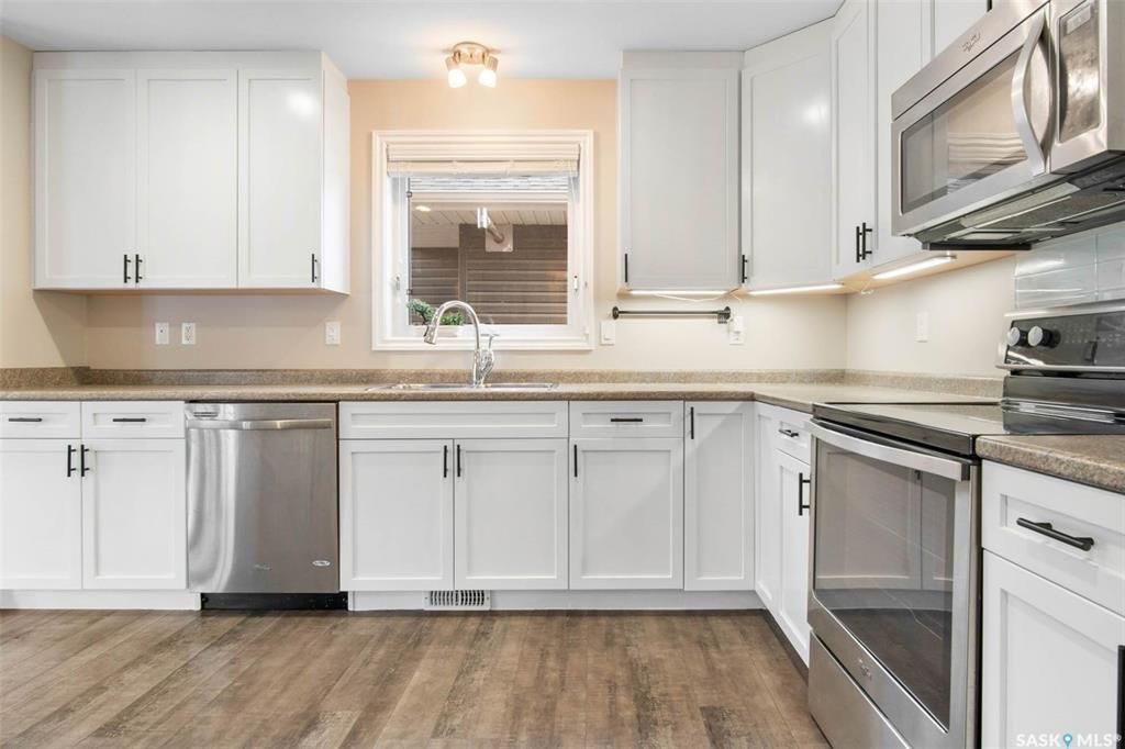 Stonebridge小区步行300米至小学，购物，4房4卫完全装修独立屋出售。2013年建造，安静私密路段，不靠主马路，近社区大公园。 1楼大客厅大窗户好采光，白色现代橱柜，不锈钢家电，充足操作台及收纳空间，2 楼3个大卧室，主卧带独立洗手间步入式衣柜。地下室完全装修有1大家庭 - 12