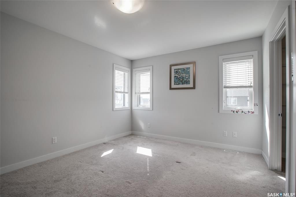 Stonebridge小区2016年新建1390尺独立屋出售。位置处于小区核心极为便利，可步行至小学和超市购物。完全装修，3房4卫（地下室带独立出入口，可以轻易隔出第四个房间如果需要） ，主卧带洗手间，状况如新。高档装修：升级地板橱柜，理石台面。后院朝南光线好。院子完工。 - 7