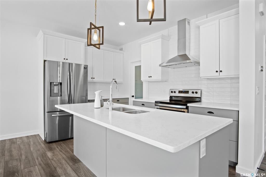 Brighton小区2019年建近2000尺4房4卫独立屋出售！院子私密不靠邻居，步行至公园，购物，及未来规划小学。1 楼9尺层高，带独立书房，开放式设计客厅带壁炉，厨房大理石台面，背景砖，高级不锈钢家电，带独立角柜。大窗户好朝向好彩光。二楼3个大卧室外加超大多功能厅，大主卧带步 - 12