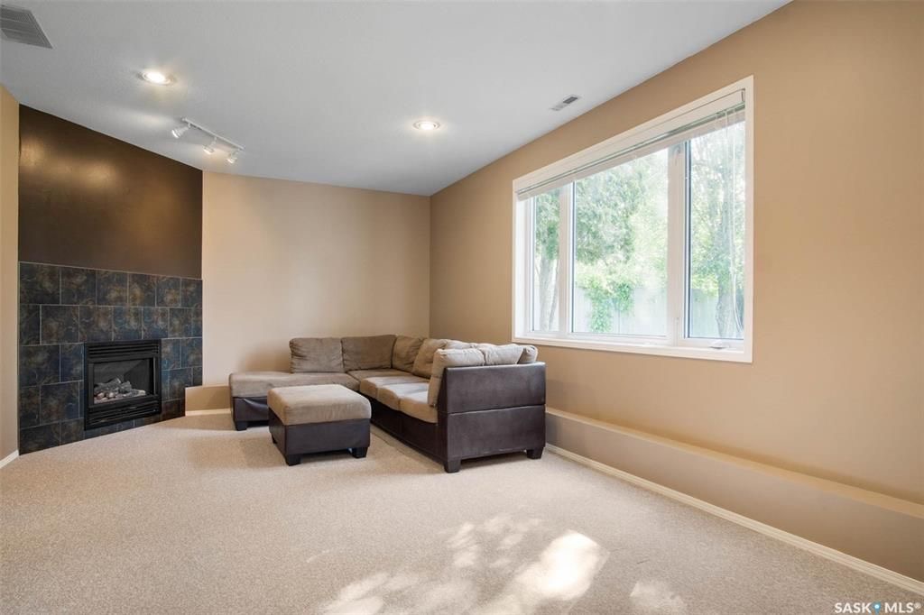 Erindale小区核心地段4房3卫1845尺独立屋出售。步行百米至两所小学Dr. John G. Egnatoff & Father Robinson), 两所高中 St Joseph & Centennial Collegiate, 购物及公园。房屋保养极佳，好格局，采光通透 - 17