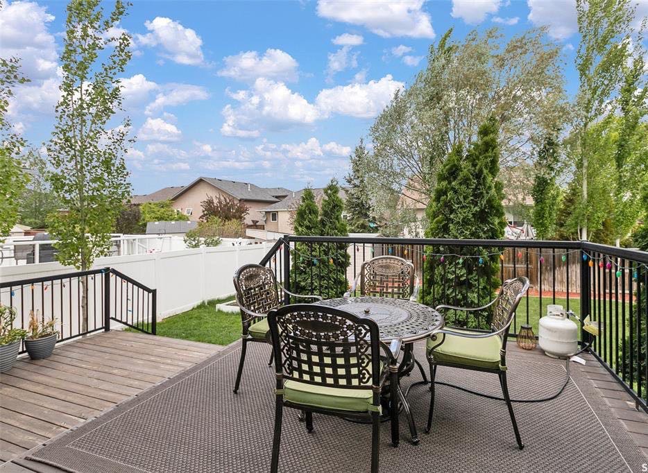 Willowgrove小区成熟安静路段4房独立屋出售，步行到小学,精致外观，双门加热车库，三车道。开放式设计大客厅多窗户好彩光。厨房多橱柜多操作台带新换Kitchen Aid家电。地下室高层高，装修有一面积活动室和额外房间。房子里外极致保养 - 8