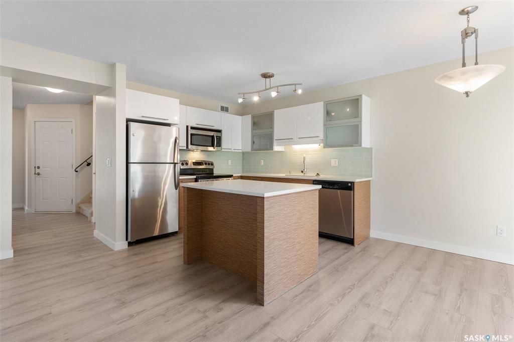 Stonebridge边户3房3卫地下室装修安静联排出售。2011年建，步行至小学，购物，公园。背靠私密绿地，好采光，高档装修，新换地板，大理石台面，现代橱柜，不锈钢家电。全新刷漆。二楼3个大房间尺寸足。地下室完全装修有一个大家庭厅一个独立洗手间。另有连房单车库，中央空调，中 - 9