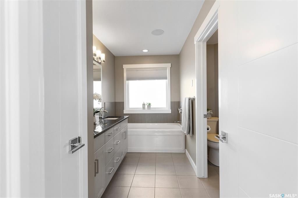 Evergreen2167尺独立屋出售，高档装修，大地块私密大院子（背后不靠邻居）。一楼带独立书房，9尺层高，实木地板，吸顶音响，厨房大理石台面. - 15