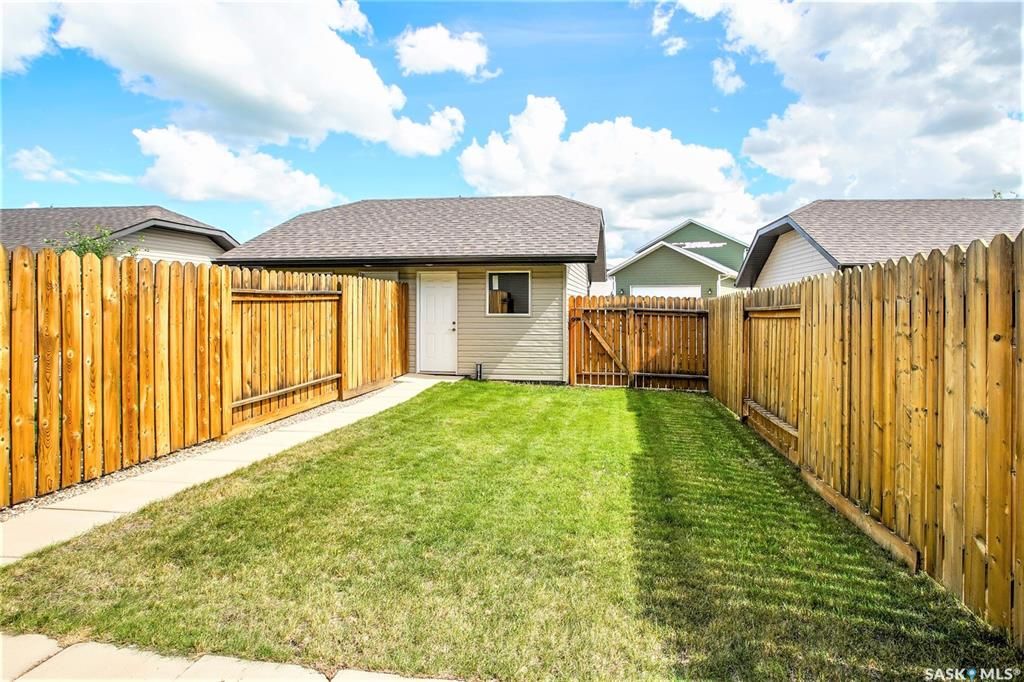 Willowgrove小区2012年建1320尺3房3卫联排别墅出售。房屋年代新，步行百米至两所小学和公园，近百年高中，近购物中心。一楼朝阳自然光充足，客厅宽敞明亮。9英尺挑高，高级复合板地板，全花岗岩台面，枫木橱柜，不锈钢厨房设备。二楼2个超大卧室均带独立洗手间和步入式衣柜。地 - 17