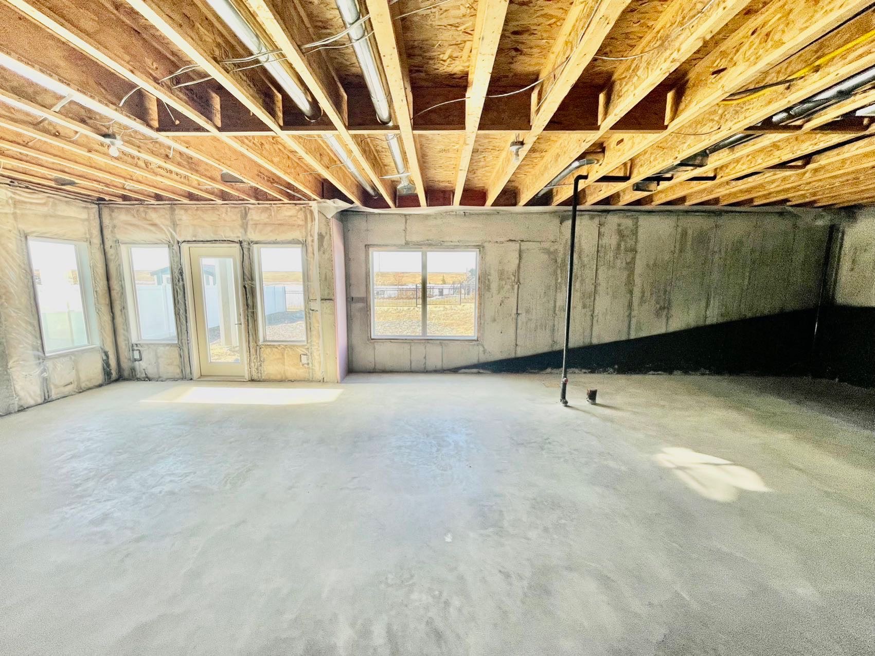 Stonebridge小区1386尺地下室步出式平层独立屋出售。8000尺大地朝南大院子，背靠公园湖景。2房+1书房+2洗手间。高档装修：9尺层高，实木地板，枫木橱柜，大理石台面，天然气壁炉。里面有一个免维护大露台。地下室未装修，后院未完成。步行可至小学，购物，大公园等。房屋年代 - 9