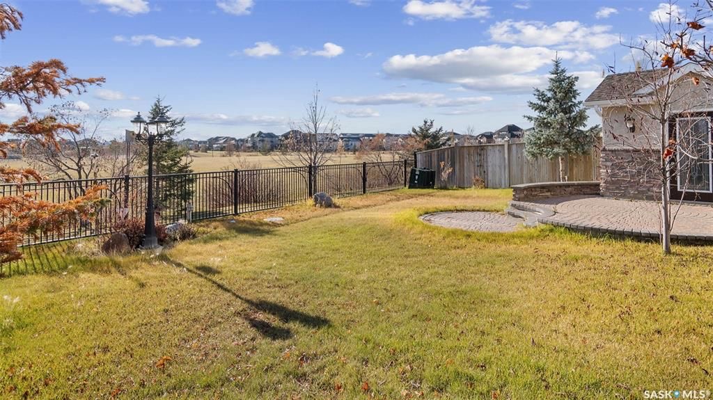 Willowgrove小区2317尺4房+1书房双层独立屋出售。位置极佳，背靠绿地和公园，两所小学，步行两所高中，周边交通便利，生活设施齐全。一层挑高9英尺，超大开放式大厅，带一个天然气壁炉。厨房枫木橱柜，花岗岩台面，储物空间充足，独立食物柜。一楼另带一间书房，也可作为卧室或正式 - 7