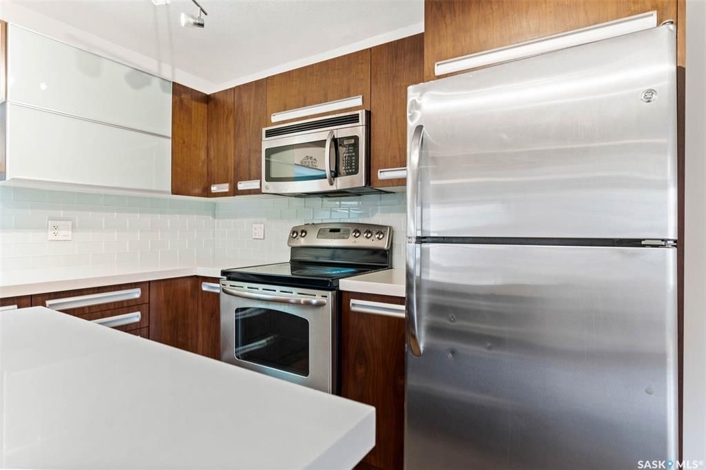 Willowgrove 小区两房一卫带未装修地下室边户联排出售。高档装修，多窗户好采光，开放式设计，竹木地板，厨房大理石台面，现代带阻尼橱柜，不锈钢家电。洗手间瓷砖地板带浴缸。卧室合成板地板。全新刷漆。外带一个室外停车位。小区内有健身房，游泳池等公共设施。位置方便近公园，学校，购 - 17