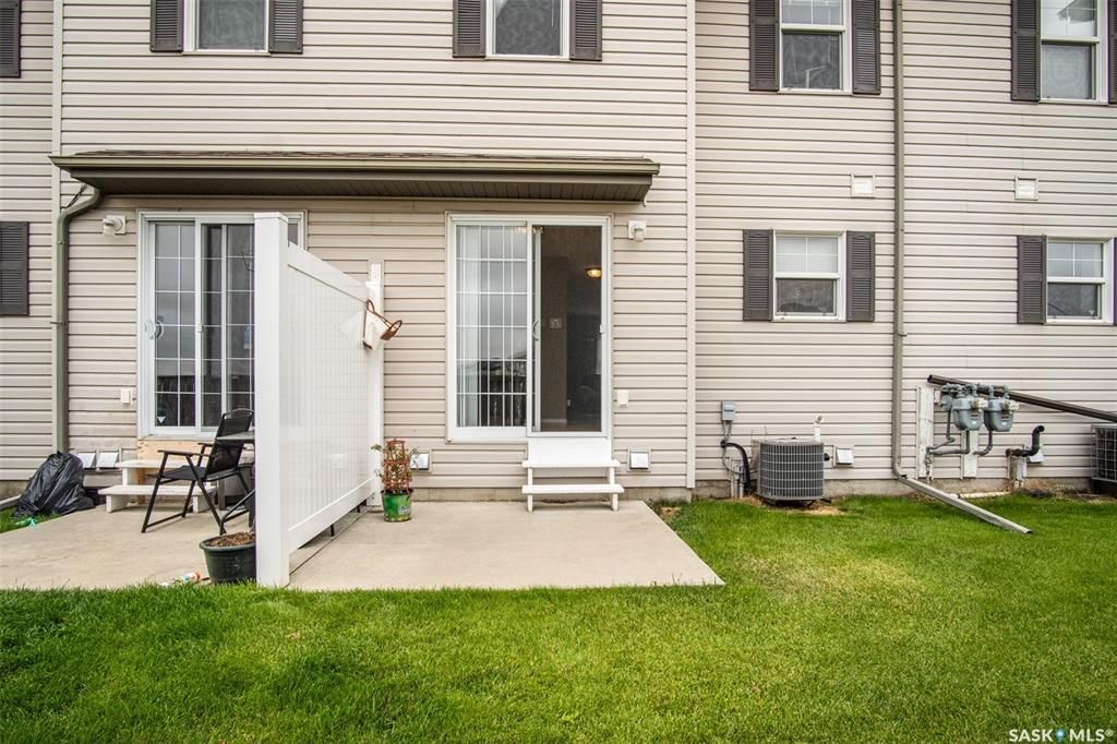 Lakewood小区2005年建3室2卫联排，1124尺。近公共交通，步行公园，超市购物。一楼实木地板，好采光，大尺寸客厅厨房。二楼三间大尺寸卧室，主卧带步入式衣橱。屋内储存空间巨大。地下室完全装修一个大家庭房和储物房。后院大露台，且不靠邻居私密性强。有中央空调，中央吸尘和较新锅 - 9