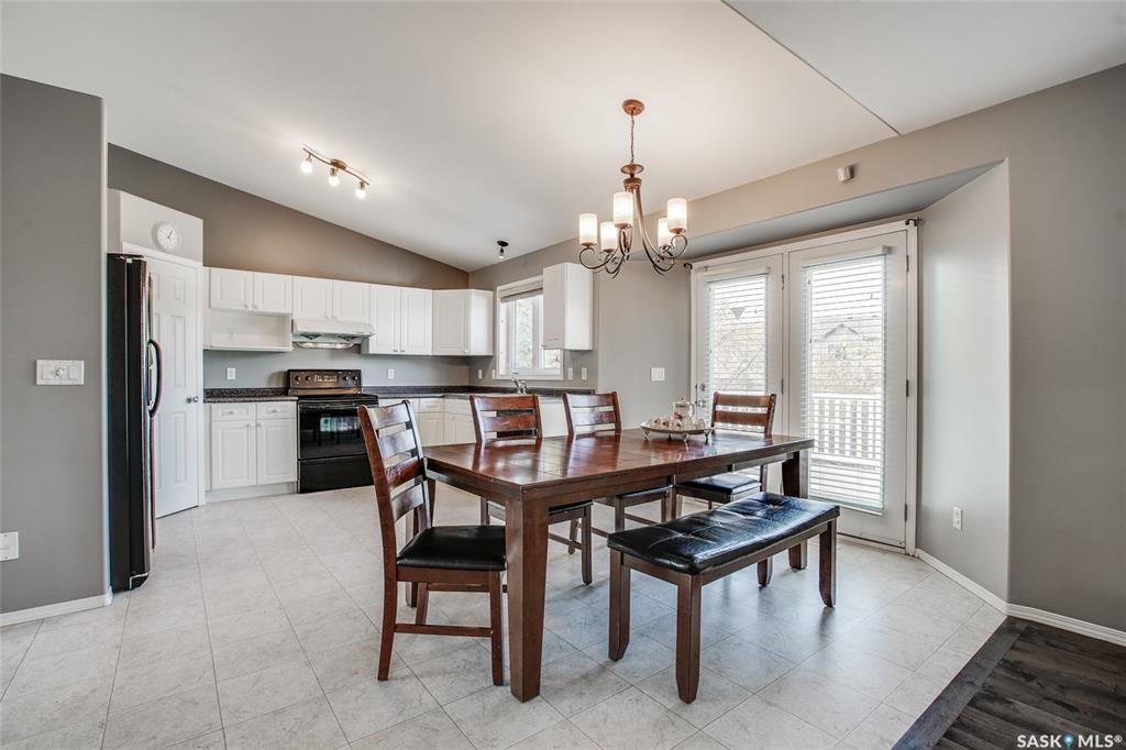 Arbor Creek小区私密路段北靠绿地1780尺2层two storey独立屋出售。过6000尺大地块，5房，1个办公室，3个大厅，4卫，一楼挑高顶，明亮大窗，双客厅双餐厅，实木地板，带一大尺寸书房（可做第六个卧室）二楼三个大房间主卧含独立洗手间。地下室完全装好有大家庭厅外加 - 5