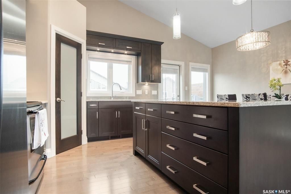 Evergreen 小区5房3卫错层独立屋出售，位于小区最优路段，安静宽敞私密，近小学，高中，公园，购物。高档装修，开放式设计，挑高尖顶，实木地板，飘窗，升级枫木厨房带不锈钢家电和角柜，全大理石台面及厨房背景砖，主卧带步入衣柜高档明卫干湿分离双洗手台洗手间，半地下室大窗户明亮如地 - 15