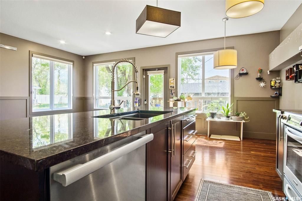 Holliston小区核心区域2012年建1625尺5房4卫半独立屋出售，步行可至学校,公园,8街购物。绝佳拐角边户，带双车库外加双车位，多窗户采光好。一楼9尺层高，双厅带实木地板，厨房大理石台面，枫木橱柜，不锈钢家电。二楼三个大卧室，主卧带独立洗手间全大理石洗手台面。地下室有独 - 11