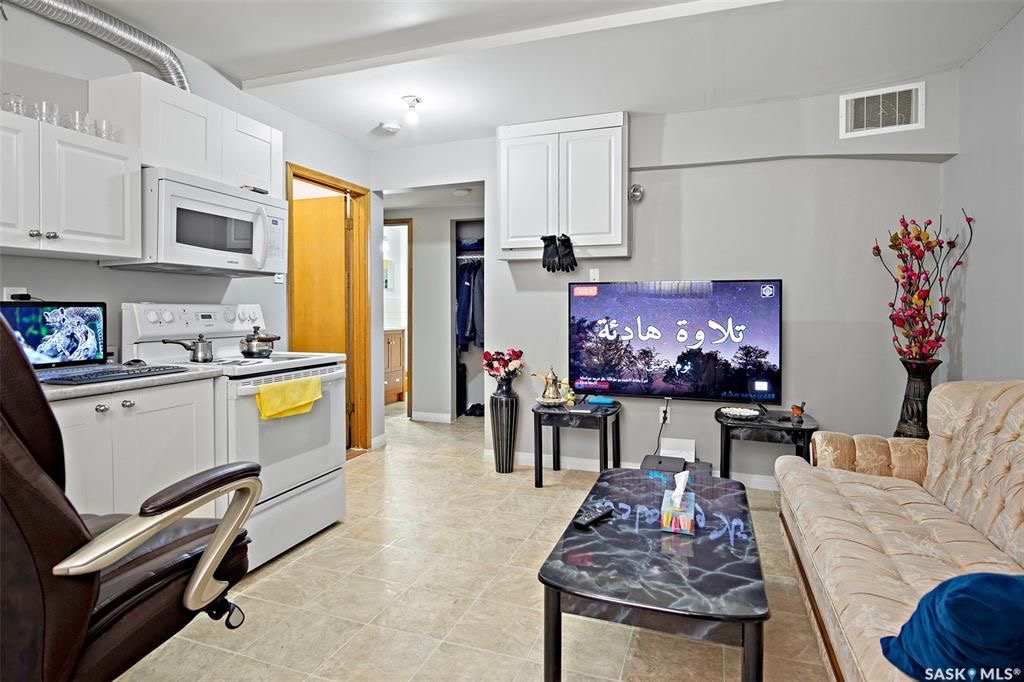 大学区近8街1312尺错层独立屋出售。本地人业主，5房3卫3厨房共3个出租套间区域。一楼3房一厅一卫套间（租金$1300/月），半地下室2个套间2个厨房 （租金$1200/月）。独立出入口。外带双车库。近期更新有：地板，橱柜，洗手间，水管，热水器，洗手台等洁具。适合投资或者自住楼 - 7