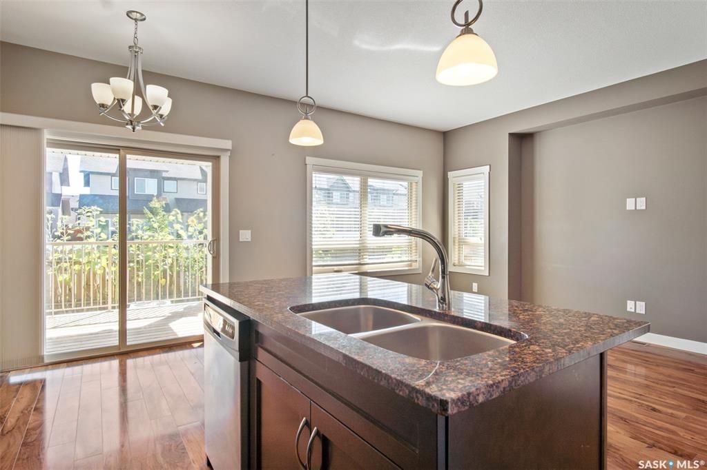 Willowgrove小区2013年建1360尺4房4卫联排别墅出售。房屋年代新，高档社区，整体保养得当。交通便利，可步行至两所学校和公园，近购物中心。房子是边户，一楼自然光充足，客厅宽敞明亮。一层9英尺挑高，高级复合板地板，全花岗岩台面，枫木橱柜，厨房设备齐全。二楼洗衣房，超大 - 7