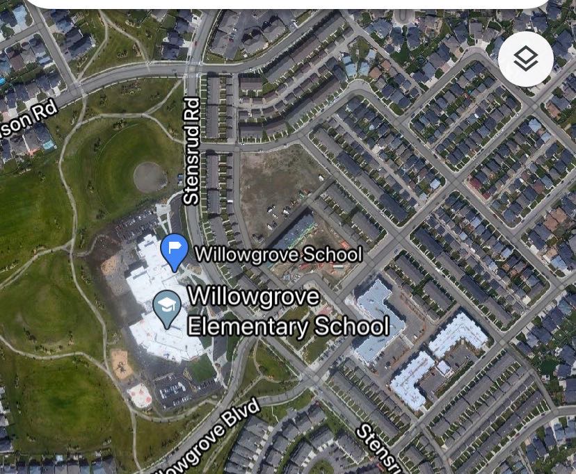 Willowgrove小区双层独立屋出售，位置处于小区中心最佳路段之一，安静宽敞街道，西人好邻居，可步行至两所小学及公园，同时也近附近商圈和两所高中（Centennial Collegiate 和 St Joseph High School）4房4卫 - 9