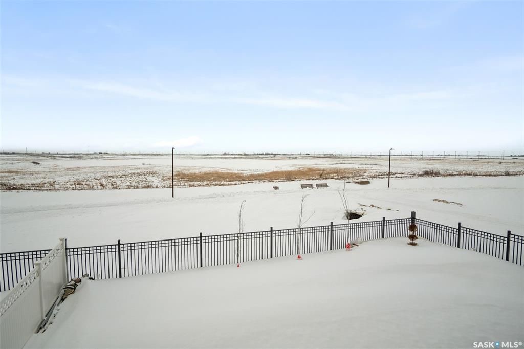 Aspen Ridge小区近3000尺地下室步出式独立屋出售！绝佳位置背靠自然保护野地，绝佳无遮挡小湖景视野。6房5卫3厅2书房，层高10尺，开放式设计，高档装修，天然气炉头，定制厨房橱柜，超大主卧，带私密阳台。地下室步出式2房2卫1大家庭厅。全屋工程木地板，分区温控系统，地下室 - 9