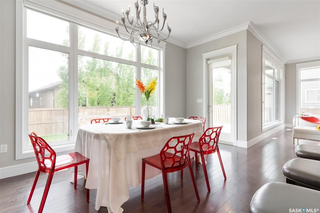 Rosewood小区核心安静路段，步行至小学公园，近2600尺5房5卫豪华装修独立屋出售。一楼入户挑高顶，超大独立办公室，实木地板，10尺层高，超大客厅天然气壁炉，开放式厨房，枫木橱柜到顶，大理石台面，天然气明火炉头。 二楼4房3卫。主卧带干湿分离洗手间地热，双洗手台，步入式衣柜 - 15