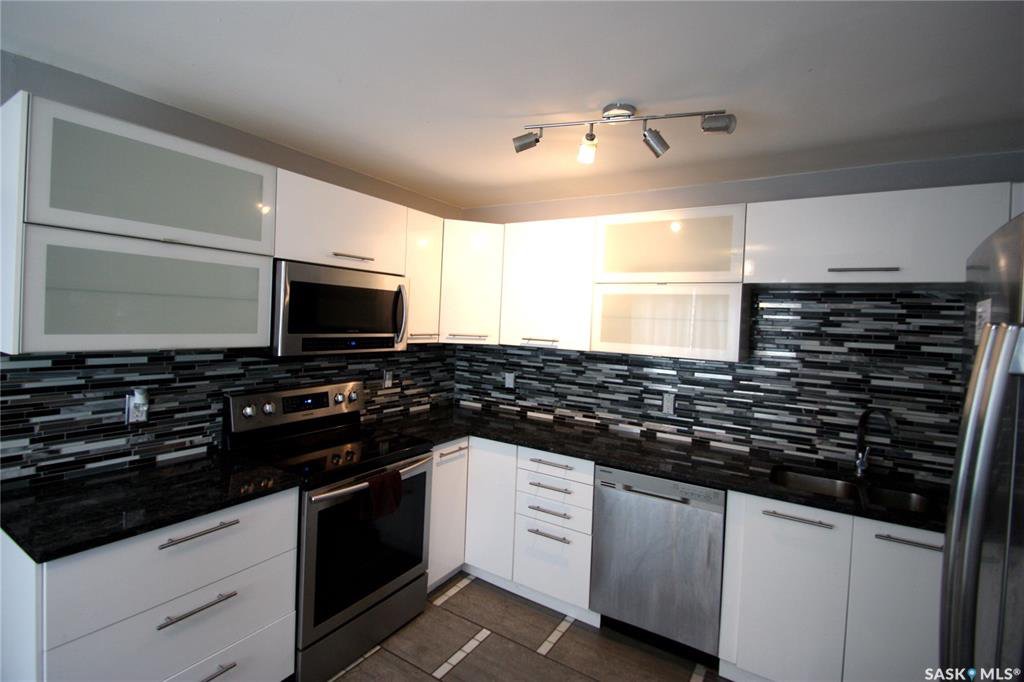 North Park 小区 868尺平层独立屋出售。拥有稀缺Saskatchewan River 河景。较新装修厨房，洗手间，部分新窗户。地下室有独立出入口，独立厨房洗手间套间用于出租。另有大尺寸双车库。挂牌价格：$299000。详情联系Royal LePage地产经纪Gary - 5