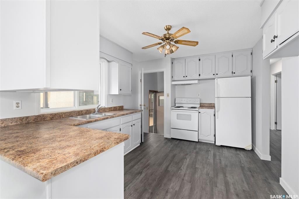 West College Park 步行100米至Evan Hardy小学，全新装修5房5卫独立屋出售，地下室带2室2书房3洗手间独立厨房出租套间。本地人业主。楼上3房2卫，主卧带洗手间，新窗户，新地板，新台面，但车库外加5车位。布局合理，适合自住加投资。开价$415000 - 5