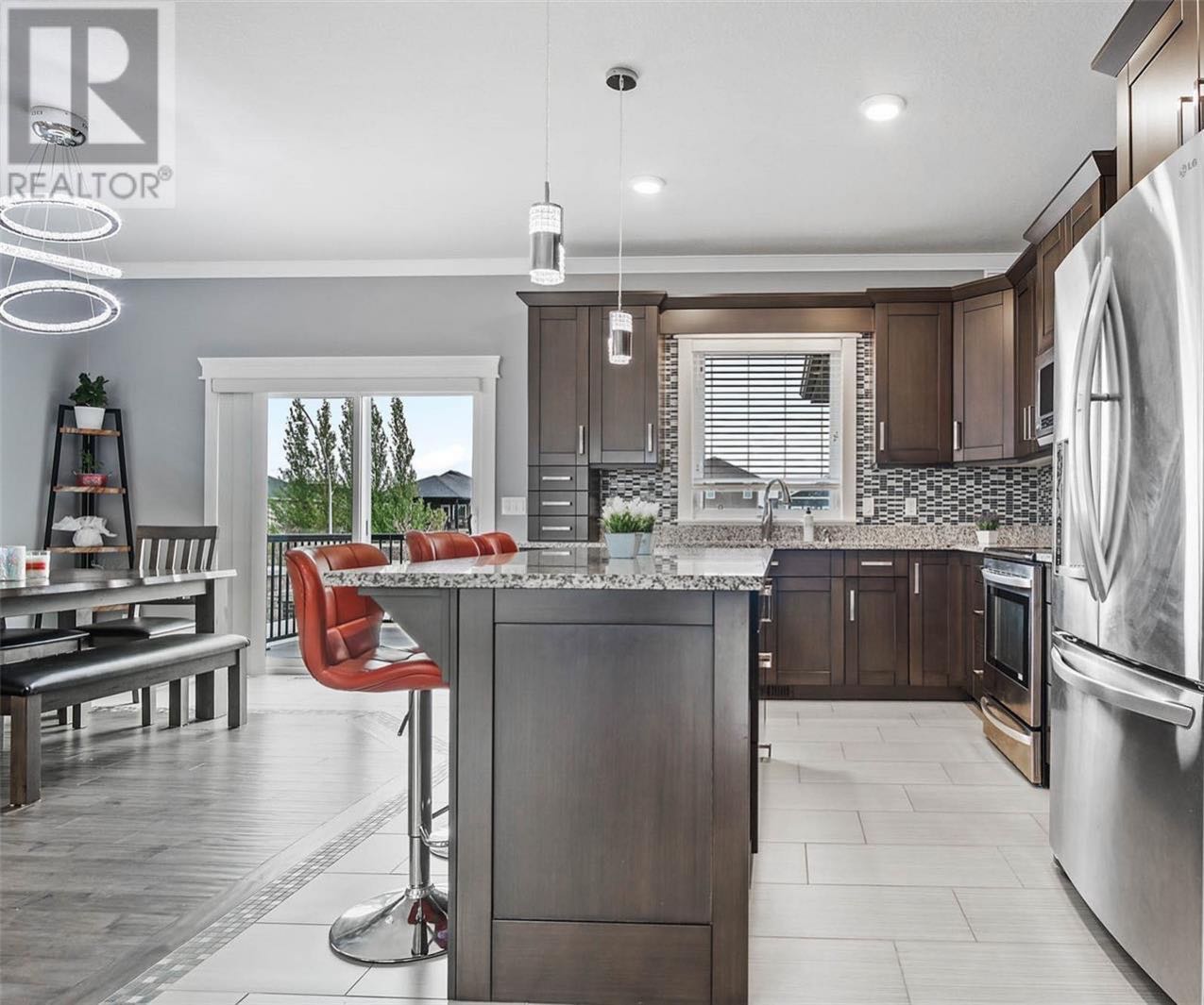 EVERGREEN小区2015年1452尺5房3卫双层独立屋出售。房屋位置佳，步行可达两所学校和公园，周围生活设施齐全。外墙采用石材装修，一楼实木和瓷砖地板。客厅装有特色砖造型墙壁炉。厨房装有地暖，花岗岩台面，全部不锈钢设备，多橱柜，储物空间足。一楼共三间全尺寸卧室。主卧外洗手间 - 4