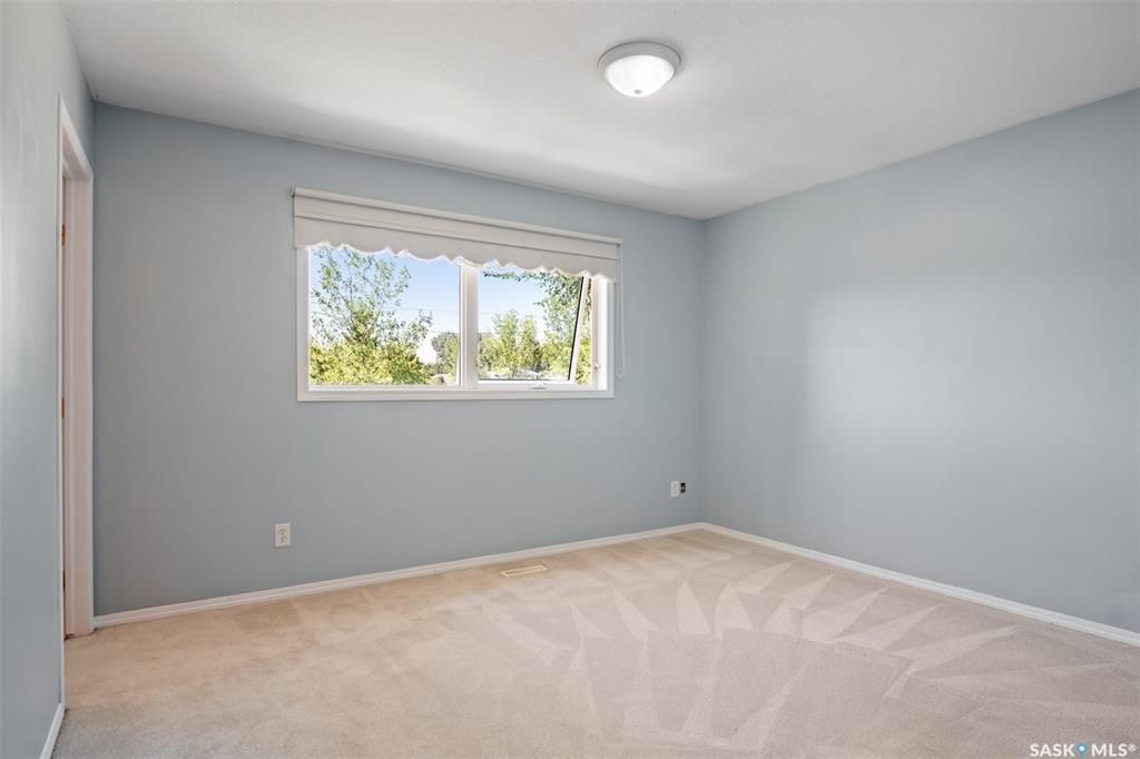 Arbor Creek小区2001年建1183尺5室3卫双层独立屋出售。位置佳，步行两所小学，近公园，交通便利。近期翻新瓦片（2021），部分复合地板（2021），墙面新刷漆。挑高天花板，多窗户，整个房子采光极佳，餐厅开阔。地下室配有大窗户，完全装修有两房一卫。后院背靠绿地，私密 - 7