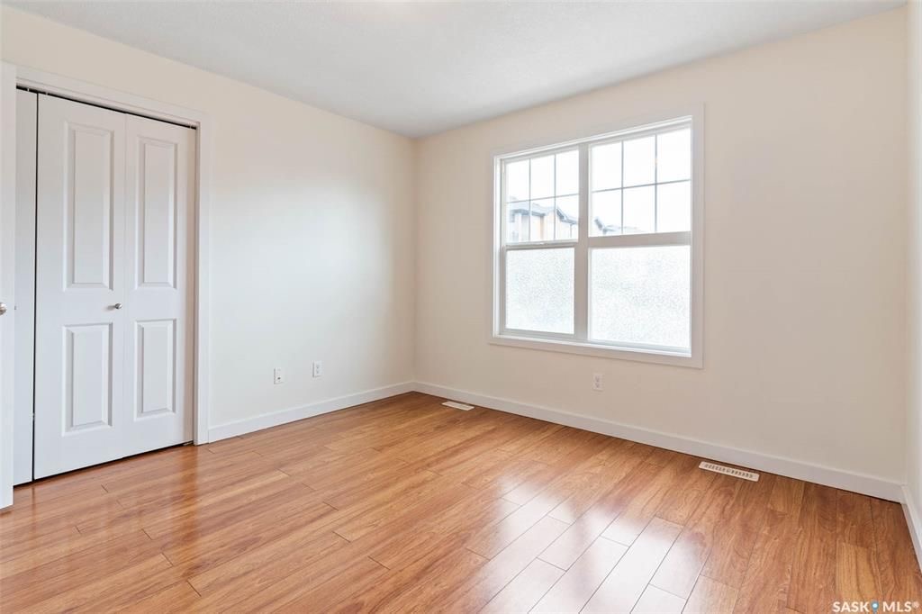 Willowgrove 小区两房一卫带未装修地下室边户联排出售。高档装修，多窗户好采光，开放式设计，竹木地板，厨房大理石台面，现代带阻尼橱柜，不锈钢家电。洗手间瓷砖地板带浴缸。卧室合成板地板。全新刷漆。外带一个室外停车位。小区内有健身房，游泳池等公共设施。位置方便近公园，学校，购 - 20