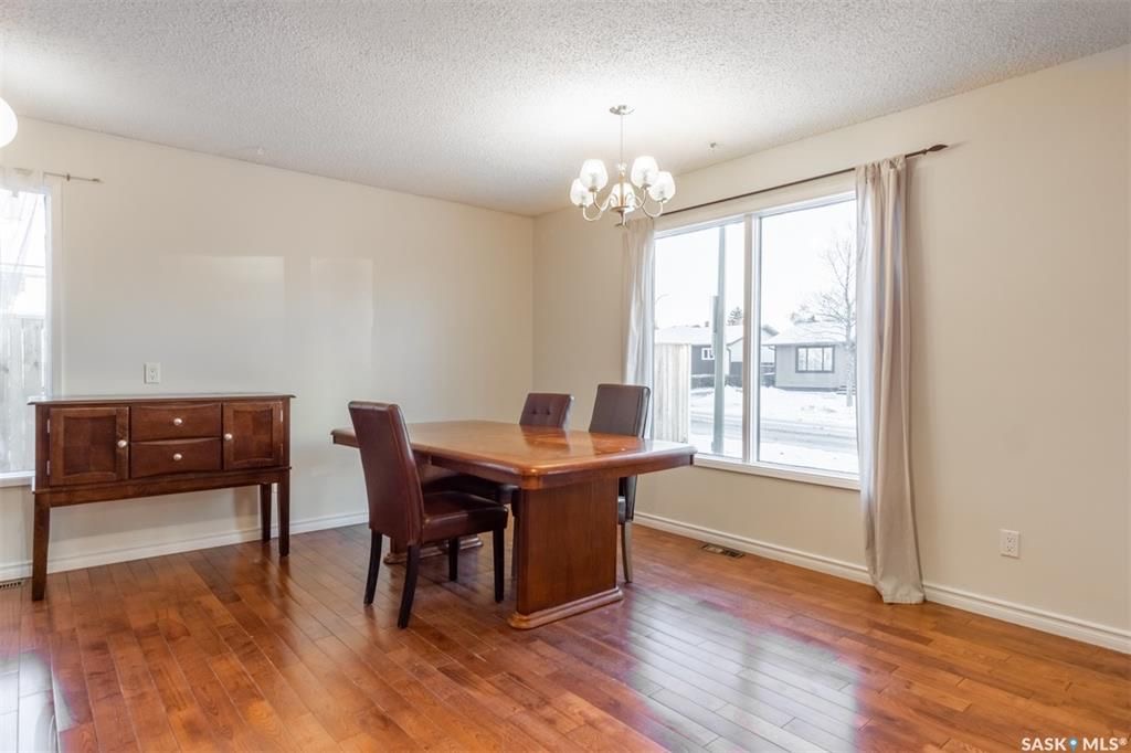 Lakeview 小区4错层1108尺独立屋出售，步行至Lakeview小学（英，法语），daycare，公园等。6房，洗手间全部翻新，双车库外加5个停车位，厨房大理石台面不锈钢家电，地下室带有独立厨房/水吧台。更新有锅炉热水器空调，地板，刷漆。空间充足，大院子成熟私密。挂牌价格 - 5