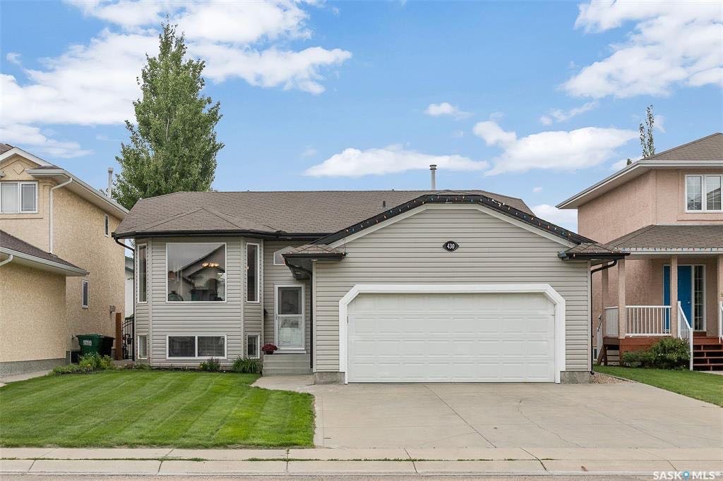 Willowgorve小区2005年建，接近1200尺错层独立屋出售，近Willowgrove小学，近St Joseph 和Centennial百年高中。共4房3卫（半地下有一办公室带窗户可用于第五个房间如果需要）。一楼挑高顶设计，主卧带完整洗手间，半地下大窗户 - 2