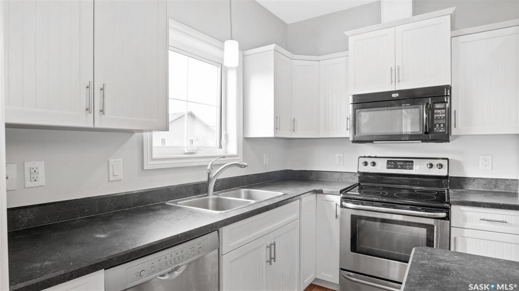 Evergreen小区2014年建3房3卫1书房大尺寸1804尺联排出售。带独立院子及连体车库。房屋特点：一楼书房，9次层高，新合成板地板，枫木厨房带不锈钢家电，客厅大窗好采光，二楼3个大卧室，主卧带步入式衣柜外加独立洗手间浴缸双洗手台。地下室未装修，高层高，带大窗户。房屋全新刷 - 9