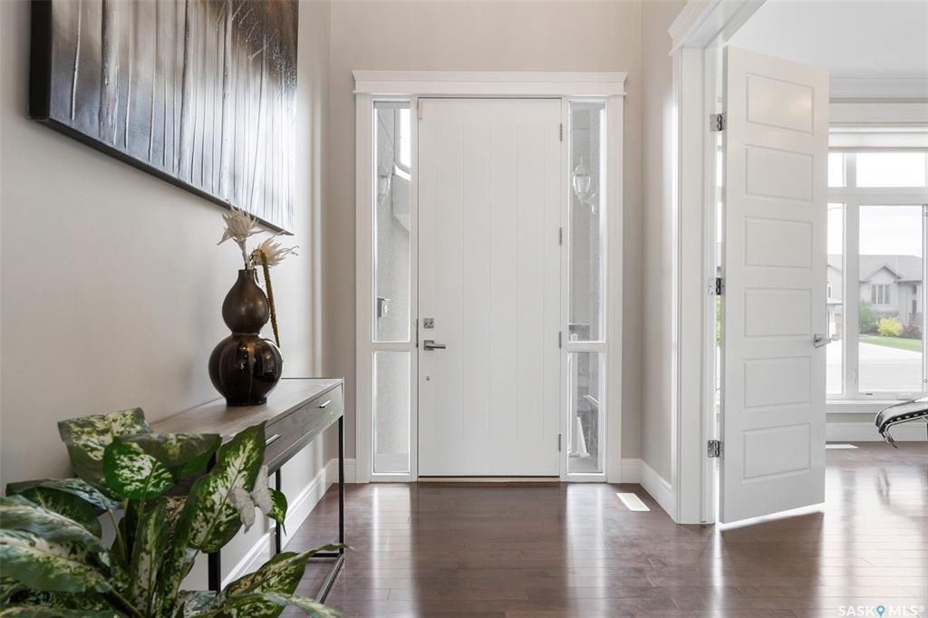 Rosewood小区核心安静路段，步行至小学公园，近2600尺5房5卫豪华装修独立屋出售。一楼入户挑高顶，超大独立办公室，实木地板，10尺层高，超大客厅天然气壁炉，开放式厨房，枫木橱柜到顶，大理石台面，天然气明火炉头。 二楼4房3卫。主卧带干湿分离洗手间地热，双洗手台，步入式衣柜 - 7