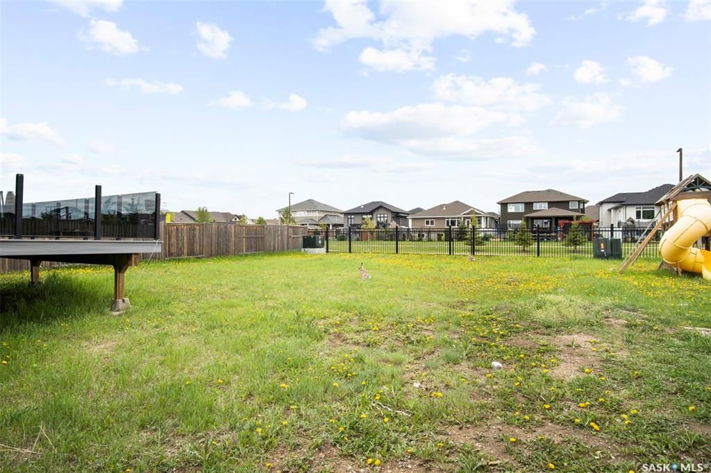 Rosewood小区2419尺现代风格2层独立屋出售。本地人业主，背靠公园绿地。3房3卫+1书房。顶级豪华装修：双向壁炉，软木地板，核桃木橱柜，大理石台面，全屋自动控制系统，主卧带5片豪华洗手间，二楼外加655尺超大阳台。位于小区最佳街区之一。挂牌价格：$829900。 有意请联 - 35