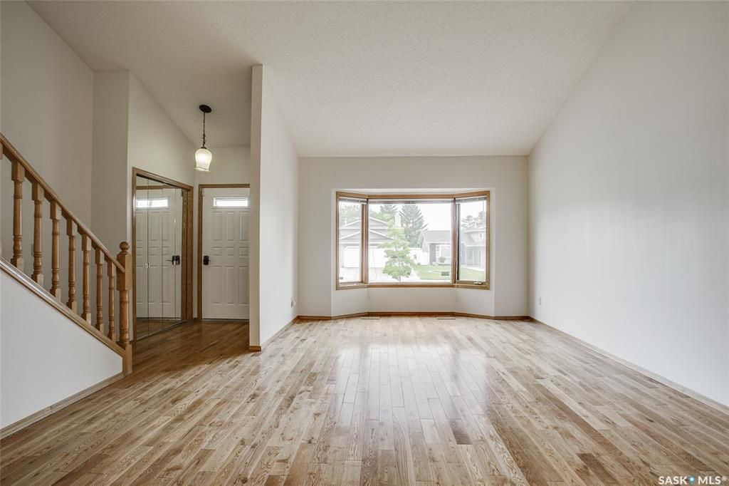 Silverspring小区1680尺4房4卫独立屋出售，安静路段步行百米至两所小学。全新刷漆，新换部分地毯，大理石台面。主卧带洗手间。地下室装修有一房一厅一卫。私密超大后院绿树成荫，连体双车库。挂牌价格 $449000。详情联系地产经纪Gary Gai 盖王睿 - 5