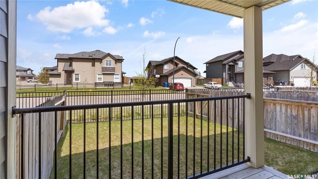 Willowgrove小区3房3卫，连体车库外加双车位，独立后院，联排出售。本地知名建商Riverbend，房屋保养如新。一楼9尺层高，高级复合地板，大理石台面，不锈钢家电。二楼3房2卫。主卧带独立洗手间和步入衣柜。地下室带2个窗户，未装修。后院另有独立带顶露台。位置步行至小学， - 21