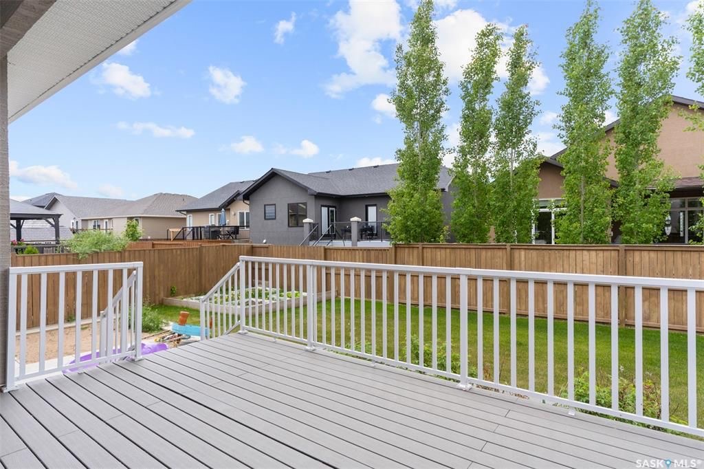 Rosewood小区核心安静路段，步行至小学公园，近2600尺5房5卫豪华装修独立屋出售。一楼入户挑高顶，超大独立办公室，实木地板，10尺层高，超大客厅天然气壁炉，开放式厨房，枫木橱柜到顶，大理石台面，天然气明火炉头。 二楼4房3卫。主卧带干湿分离洗手间地热，双洗手台，步入式衣柜 - 32