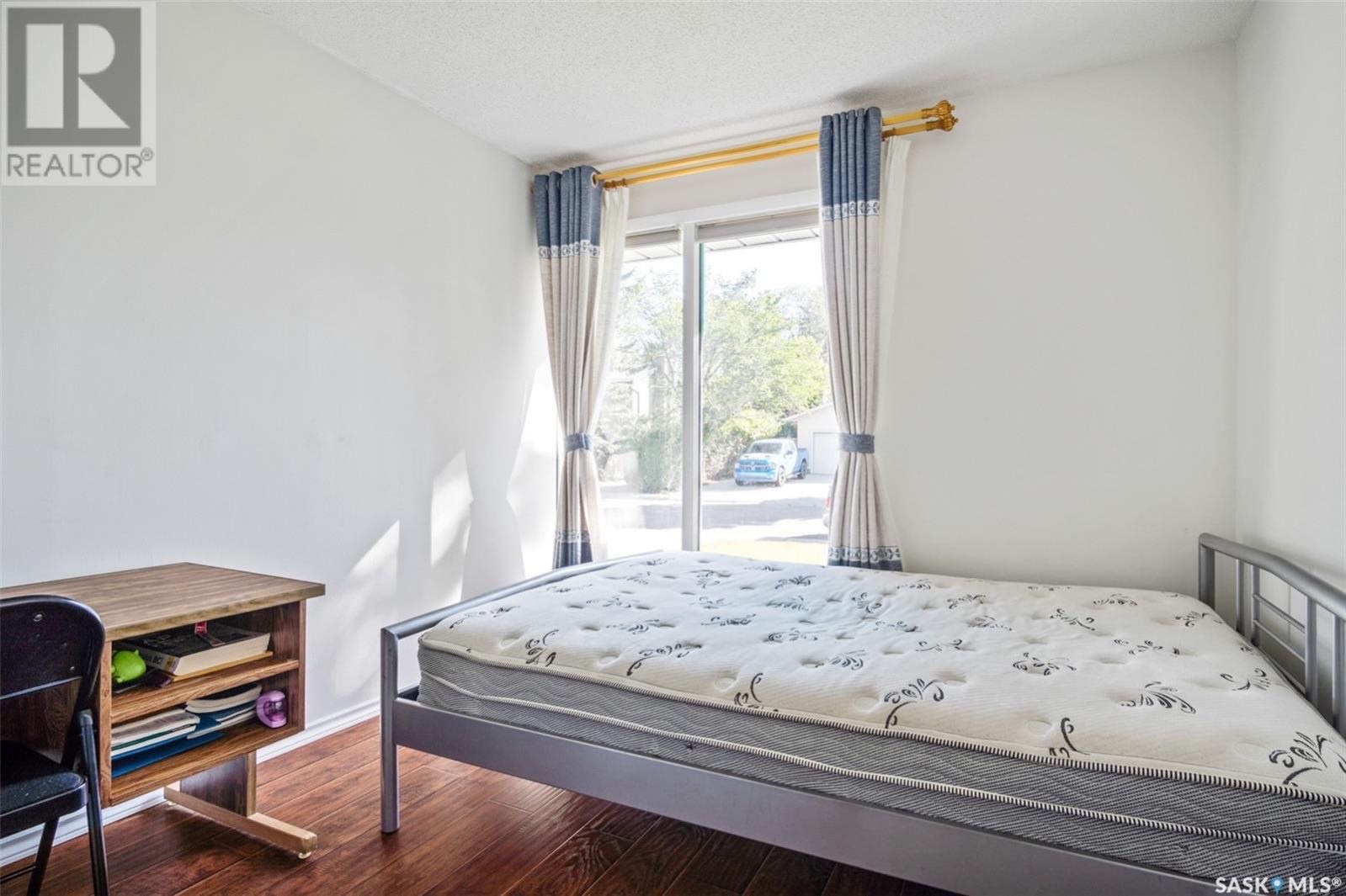 GREYSTONE HEIGHTS小区最佳位置大地块，步行至小学，公园，8街购物，近大学。1556尺3房3卫2书房独立屋出售，房子总占地7569尺。背靠小学公园，出行便利，生活设施齐全。一楼全实木地板，宽敞大客厅，厨房有充足的储物空间。大尺寸卧室，主卧带独立洗手间。地下室全部装修 - 8