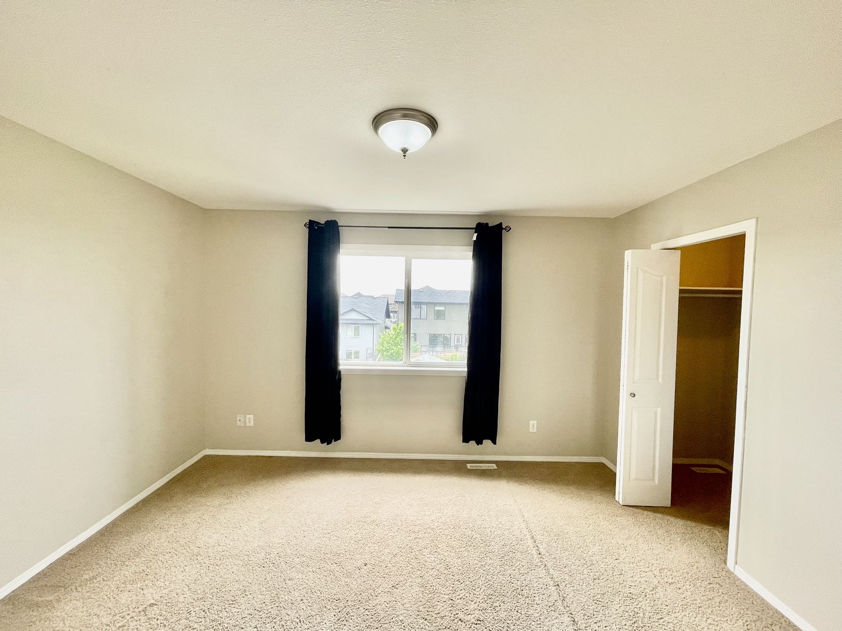 Willowgrove小区4房3卫两层独立屋出售1152尺，2007年建，本地业主，双车库带独立院子和大露台。合成板地板，枫木橱柜，带岛台和角柜，宽敞明亮客厅。2楼3房一洗手间，主卧带步入衣柜和水池梳妆台，地下室完整装修有一房一厅一卫。位置便利步行至小学，公园，超市购物。自住投资 - 12