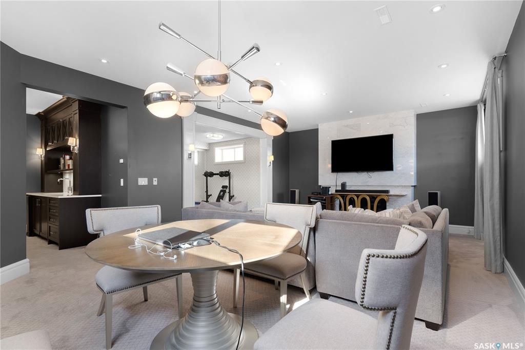 高尔夫球场THE WILLOWS顶级小区超大地块，3072尺2014年建独立屋出售。绿地公园环绕，房子设计豪装修顶配，保养如新。全屋自然光充足，11尺高顶，大理石地板，深纹理硬木地板，全屋冠顶装饰，吊顶天花板，升级加高实心门和装饰套件，定制壁板壁纸，顶级定制灯饰和卫浴设备。4房4 - 8