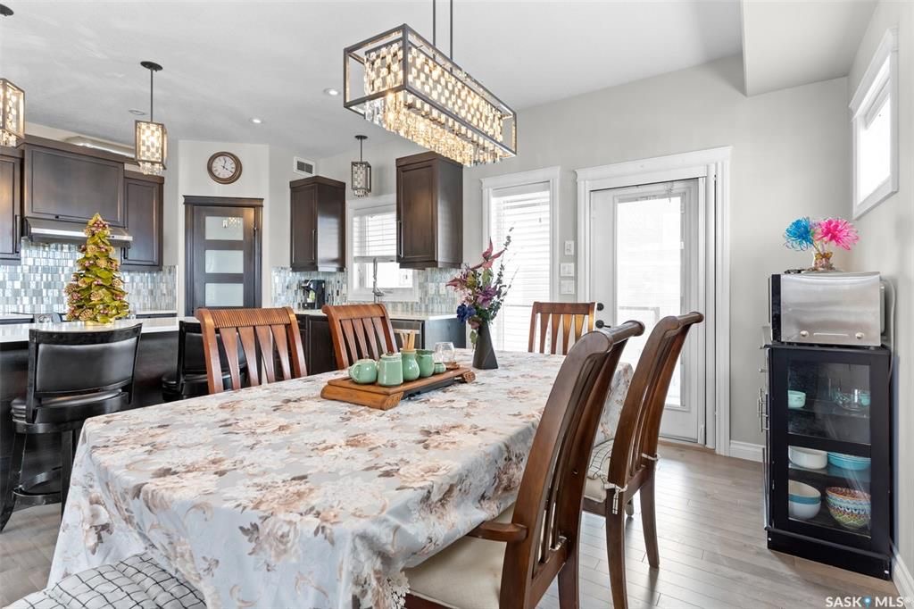 Evergreen小区近1500尺Jaylin Homes建商错层独立屋出售，5房3卫2书房，半地下室带合法出租2房1厅1厨1卫分电表，独立出入独立洗衣烘干，另有1房1厅1书房空间用于主层住户使用，高档装修，连房加大尺寸双车库，超大扇形地块，免维护带棚露台，三层窗户。主层9尺高天 - 6