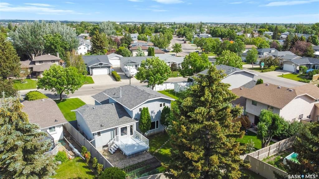 Erindale小区核心地段4房3卫1845尺独立屋出售。步行百米至两所小学Dr. John G. Egnatoff & Father Robinson), 两所高中 St Joseph & Centennial Collegiate, 购物及公园。房屋保养极佳，好格局，采光通透 - 31