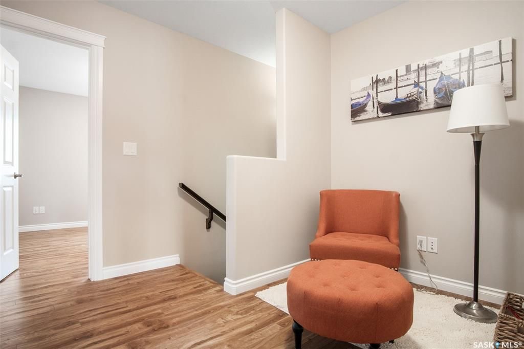 Stonebridge小区3房4卫边户联排出售。近1500尺超大面积，步行至周围小学，公园，购物。大厅12尺挑高，全屋大部分合成板地板，厨房枫木橱柜大理石台面，超大主卧带步入式衣柜和独立洗手间，半地下室完全装修好一房间/活动厅，大窗户外加洗手间。室外带一个大露台，连房子车库。位置 - 17