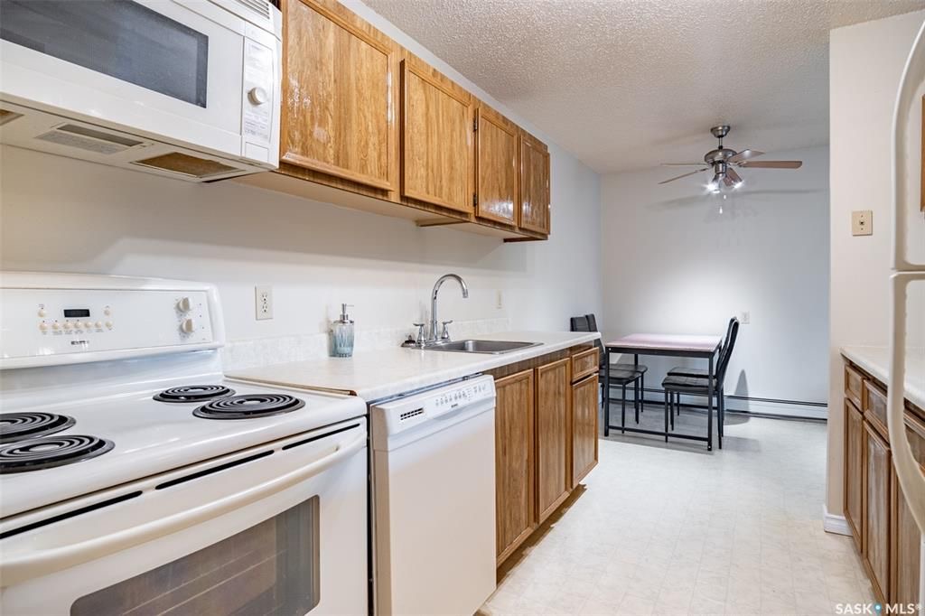 Wildwood小区868 尺2室1卫公寓出售。位于Saskatoon繁华的8th Street，近高尔夫球场，公园，civic center，交通便利。顶层西朝向公寓，含阳台，一个地上车位，独立洗衣烘干机，全新合成地板，墙壁全新。橱柜，洗手间和部分家电近期更新。挂牌价格：$12 - 4