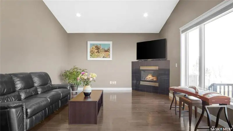 Willowgrove小区1676尺5房3卫错层独立屋出售，绝佳路段背靠农地美景，私密无遮挡视野，可赏极光。开放式设计，挑高尖顶，额外采光天窗，实木地板，大理石台面，主卧带步入衣柜独立洗手间带按摩浴缸，半地下室大窗户9尺层高，2房1超大活动厅。双车库带保温，大后院双层大露台。房屋 - 17