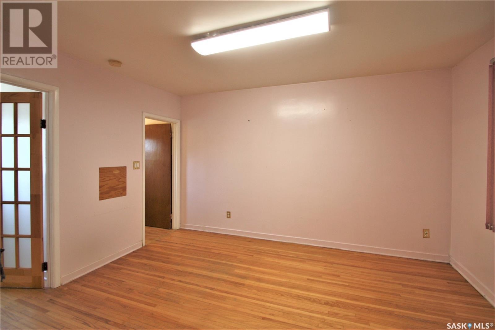 Saskatoon市内核心路段8街独一无二M1规划物业出售，50*120地块，商住两用，4房3卫。地下室带2室一厅一厨一卫出租套间。带1单车库。核心路段保值，多样潜力。适合用于投资或者办公室自用。挂牌价格：$719000.00。详情请联系地产经纪Gary Gai 盖王睿 - 6